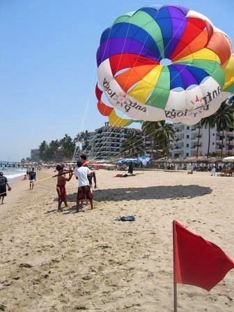 parasailing-in-puerto-vallarta-gay-puerto-vallarta-travel-guide-gay-beach-photos-blue-and-green
